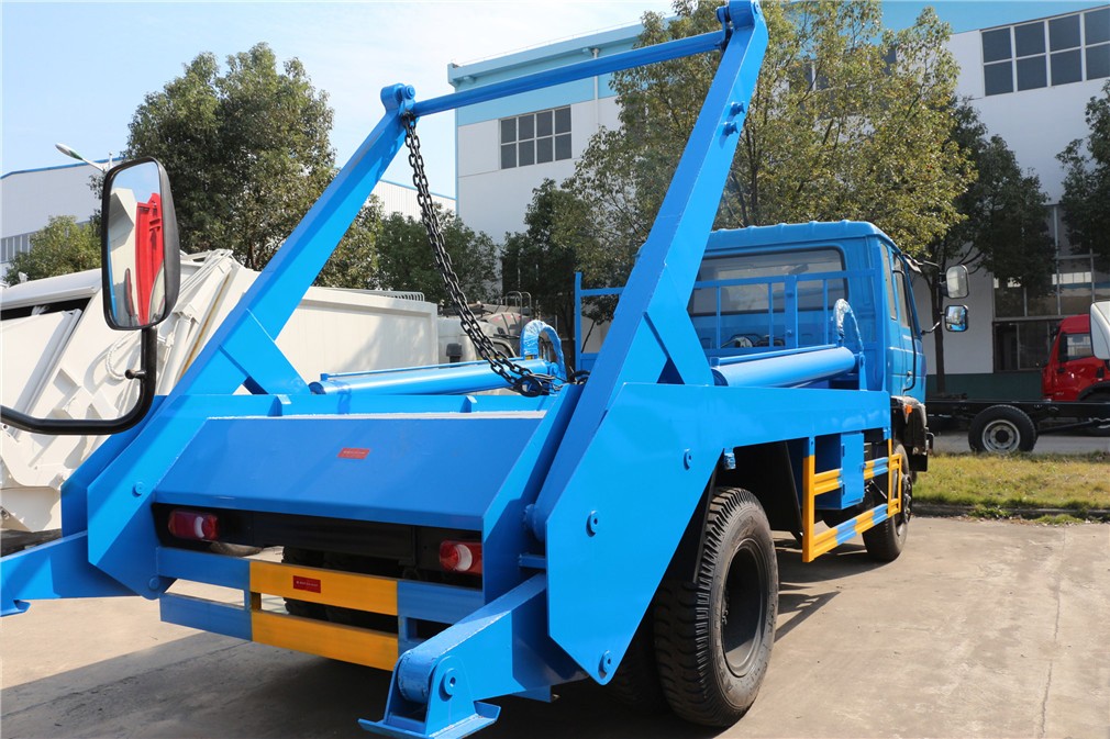 東風(fēng)145擺臂垃圾車(chē)高清圖