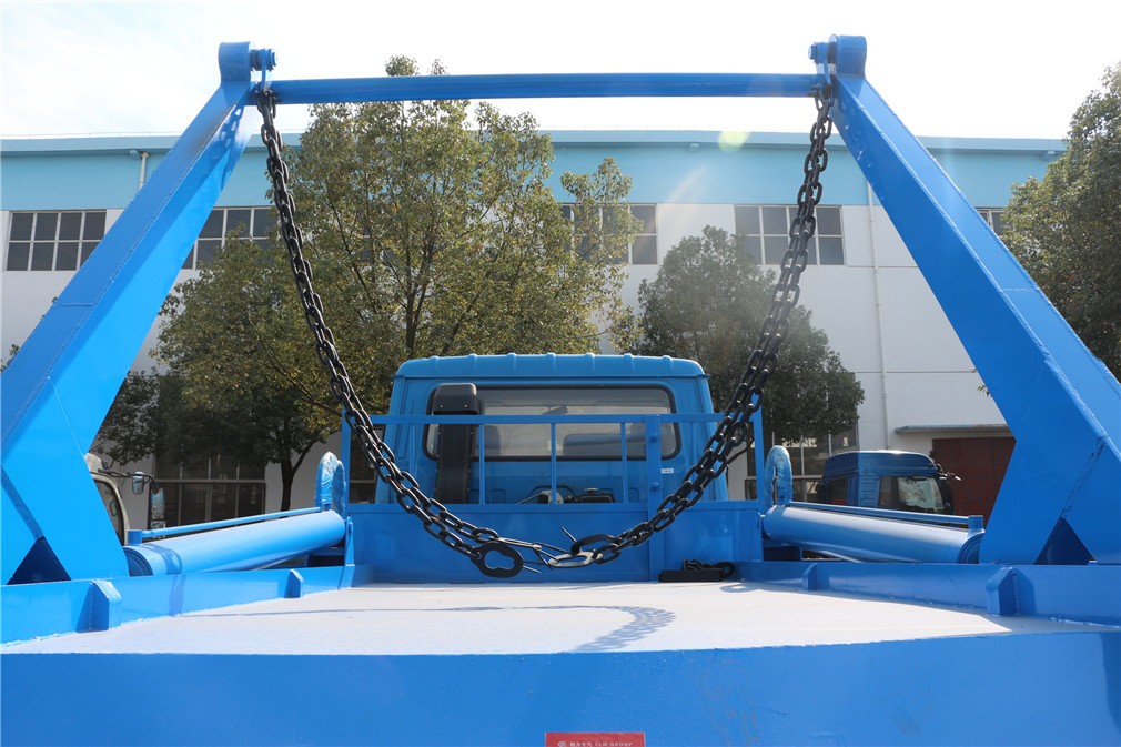 東風(fēng)145擺臂垃圾車(chē)高清圖