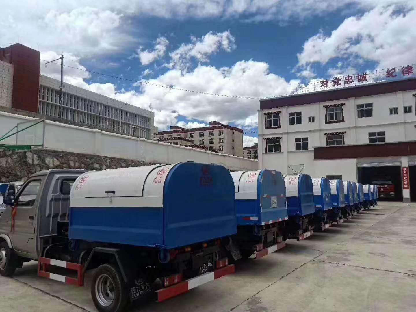 26臺(tái)勾臂式垃圾車(chē)送達(dá)四川甘孜州(圖3)