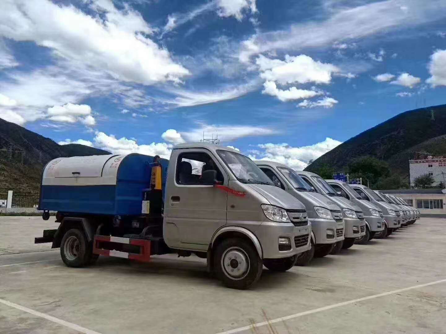 26臺(tái)勾臂式垃圾車(chē)送達(dá)四川甘孜州(圖4)