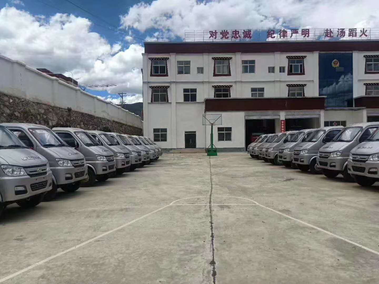 26臺(tái)勾臂式垃圾車(chē)送達(dá)四川甘孜州(圖2)