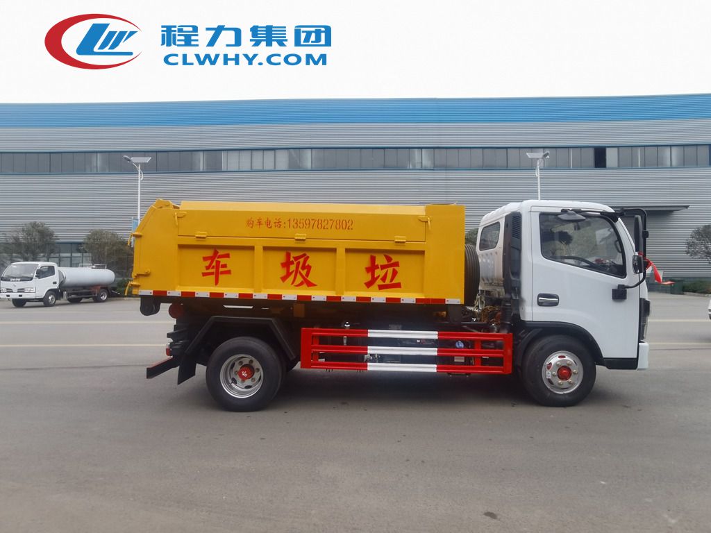 東風小多利卡套臂垃圾車發(fā)車(圖1)