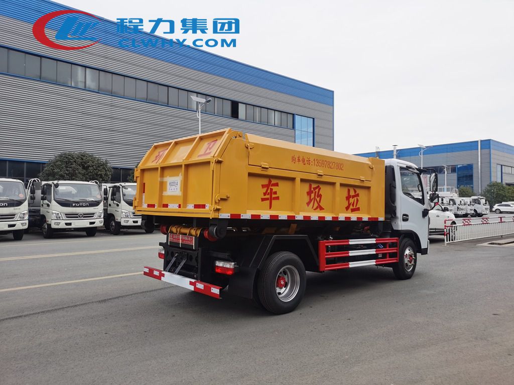 東風小多利卡套臂垃圾車發(fā)車(圖2)