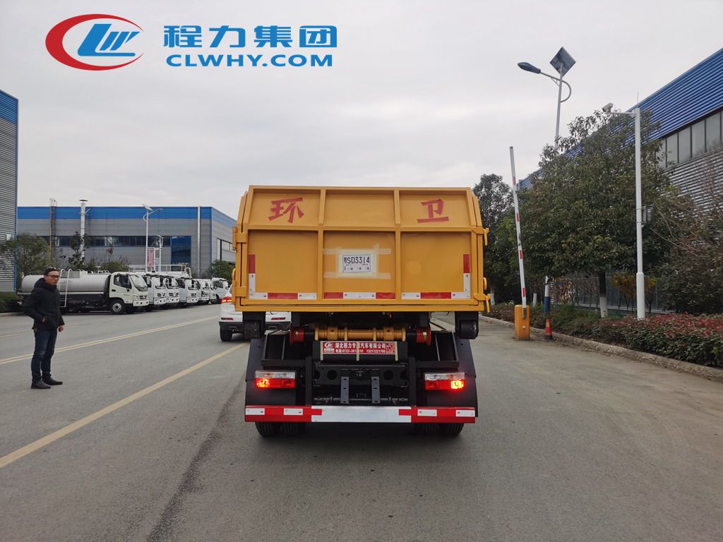 東風小多利卡套臂垃圾車發(fā)車(圖5)