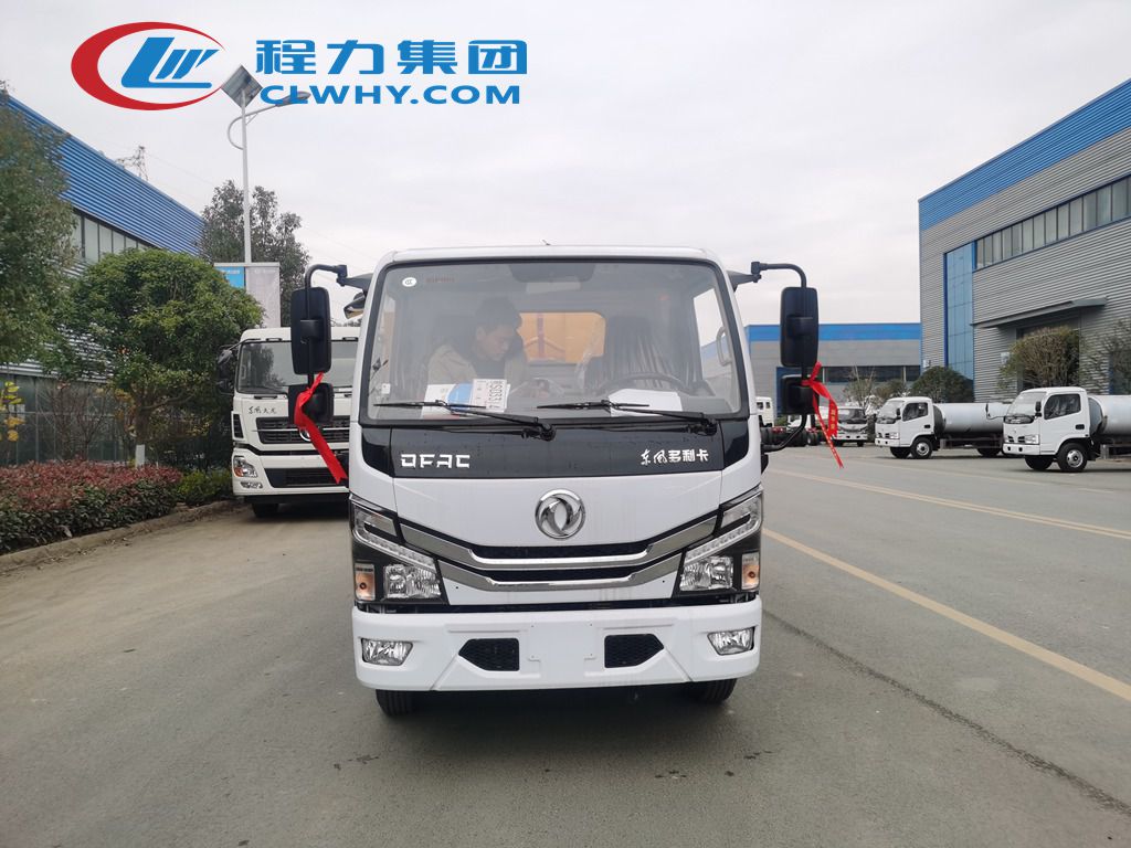 東風小多利卡套臂垃圾車發(fā)車(圖6)
